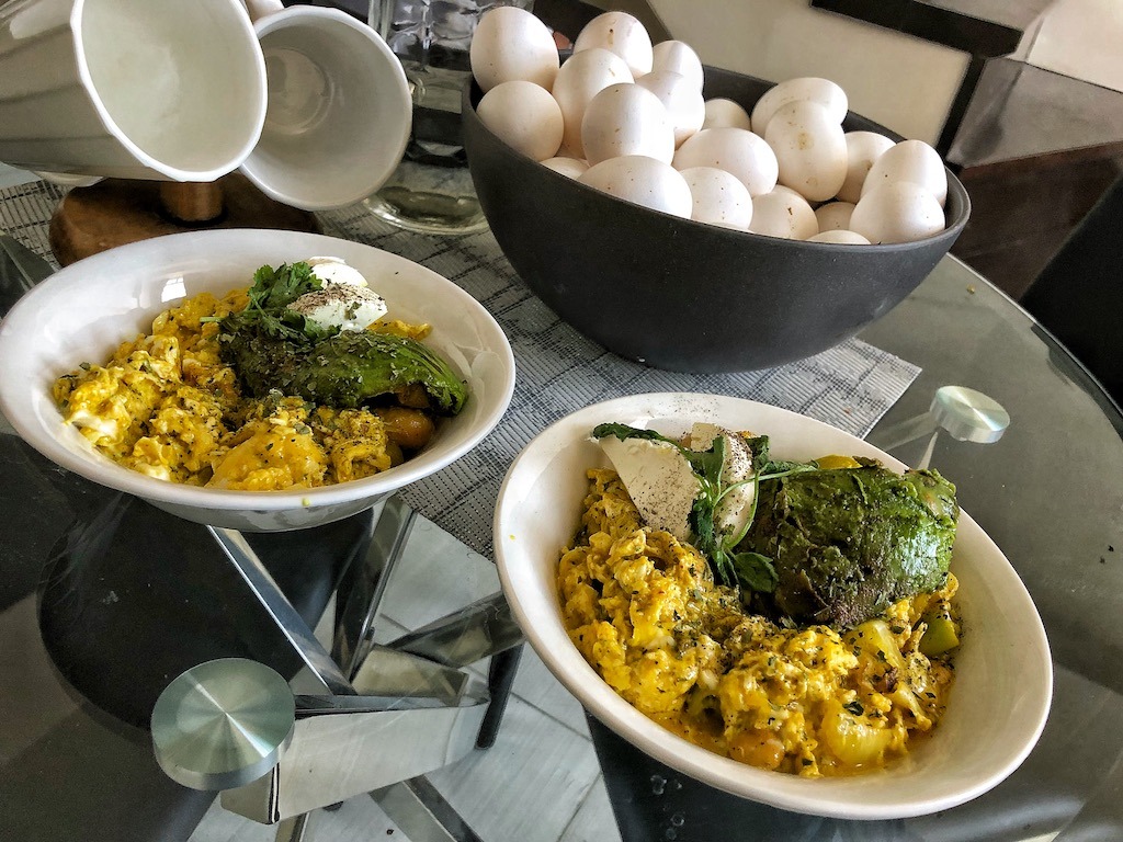 Healthy Keto Vegetarian Scrambled Eggs With Avocado And Cream Cheese Idea