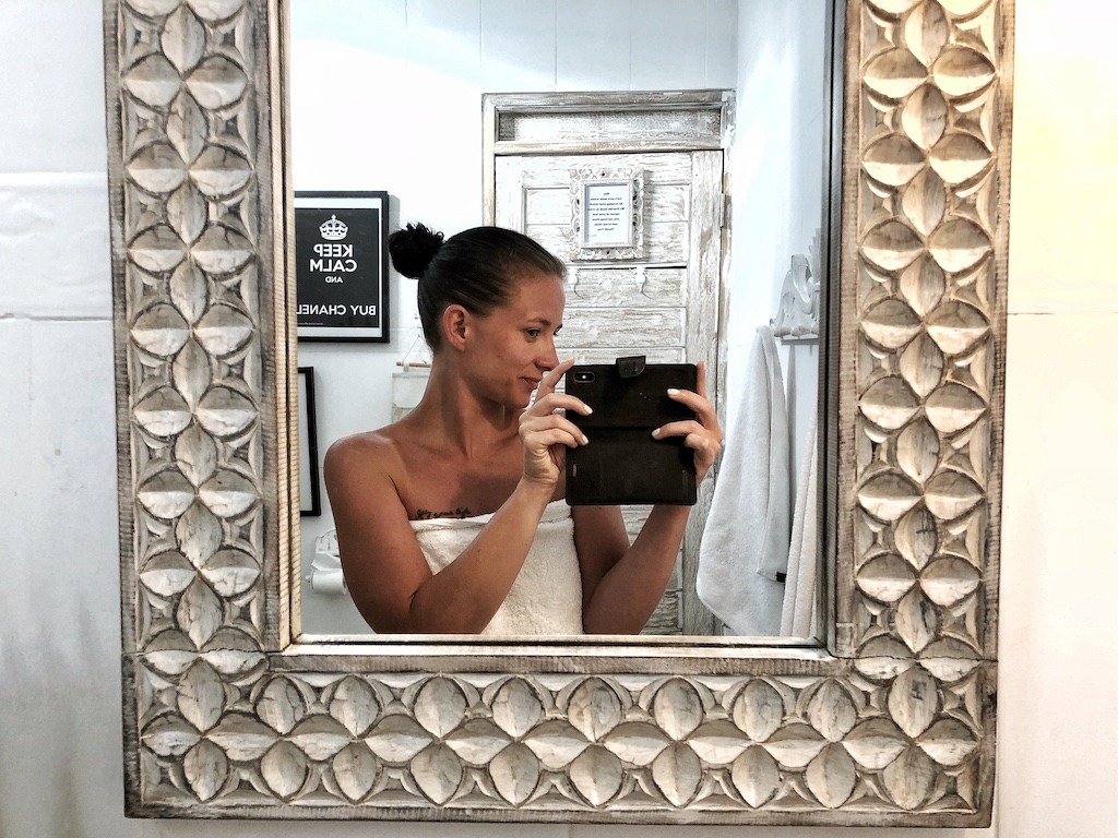 Hostel Recommendation While Travelling to Canggu – Gypsy Moon Bali Mirror Selfie