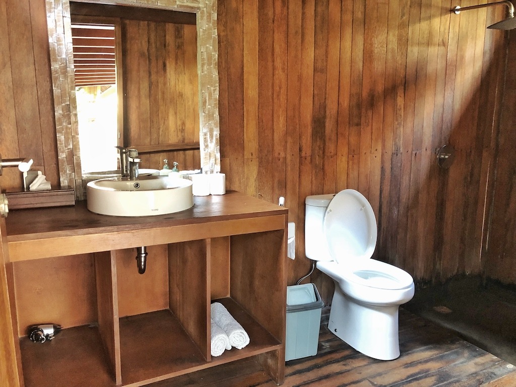 Hostel Recommendation While Travelling to Nusa Lembongan – Sukanusa Luxury Huts Bathroom