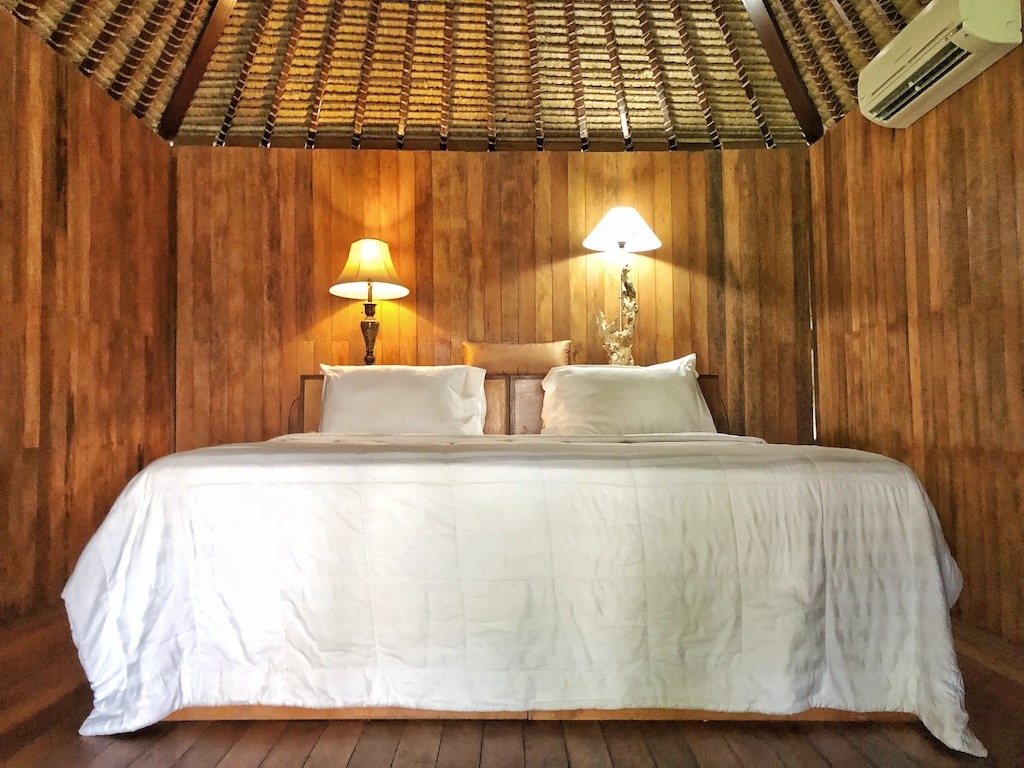 Hostel Recommendation While Travelling to Nusa Lembongan – Sukanusa Luxury Huts Bedroom