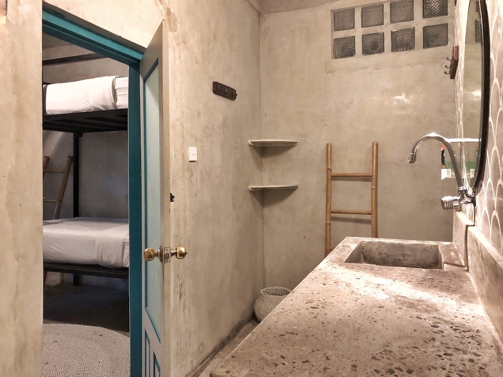 Hostel Recommendation While Travelling to Seminyak – Kosta Hostel Bathroom