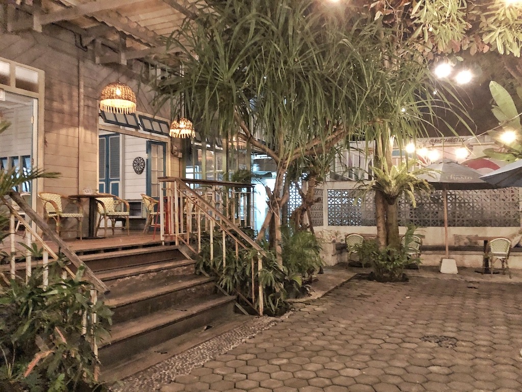 Hostel Recommendation While Travelling to Seminyak – Kosta Hostel Evening