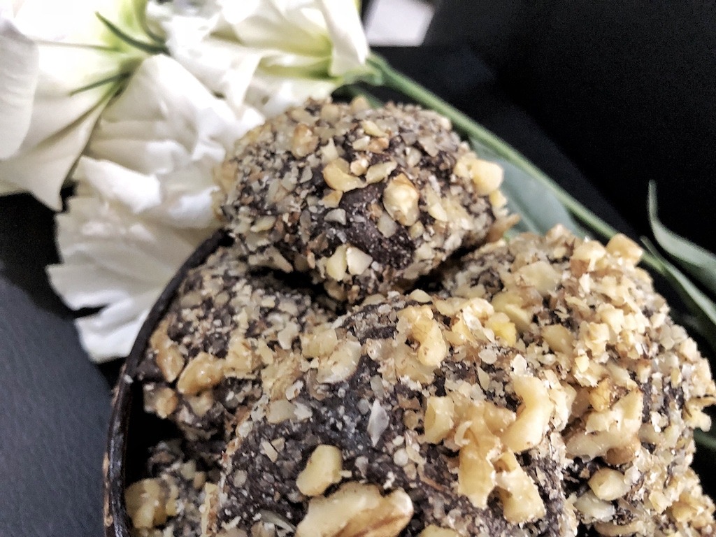 Homemade Ferrero Roche - Healthy Keto Fat Bombs Low Carb No Sugar Added Cookies