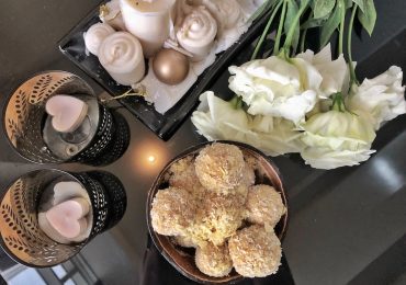 Homemade Raffaello – Healthy Keto Low Carb Sugar Free Coconut Balls