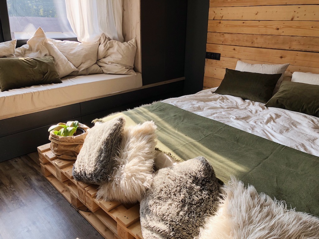 Bedroom Decor - Interior Design Bed Pillows